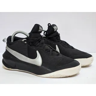 Photo of Nike Team Hustle D10 Low 5.5Y CW6735-004 Black