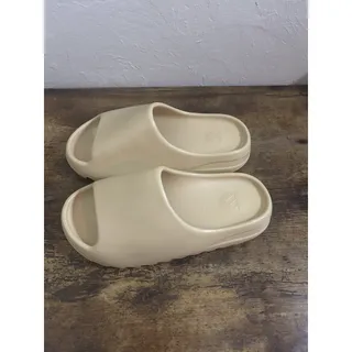 Photo of Men’s Size 6 Adidas Yeezy Desert Sand Slide