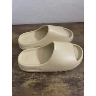 Photo of Men’s Size 6 Adidas Yeezy Desert Sand Slide