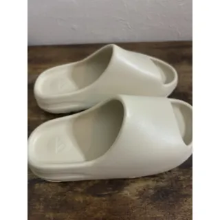 Photo of Men’s Size 9 Adidas Yeezy Bone Slide