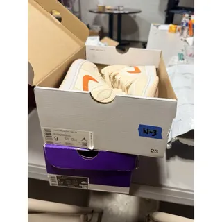 Photo of Size 9 - Air Jordan 1 SE Mid Corduroy W