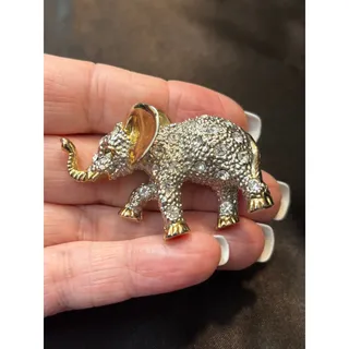 Photo of Vintage elephant brooch in gold tone metal