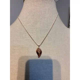 Photo of Vintage NOS Rose Gold Tone Leaf Pendant Necklace 16”
