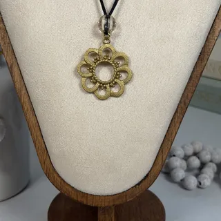 Photo of Pretty Boho Vintage 1980s Gold-Tone Flower & Faceted Bead Pendant Necklace 22"