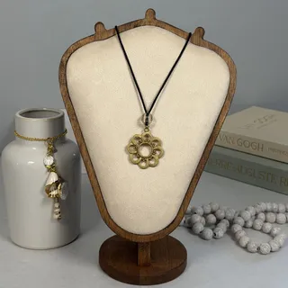 Photo of Pretty Boho Vintage 1980s Gold-Tone Flower & Faceted Bead Pendant Necklace 22"