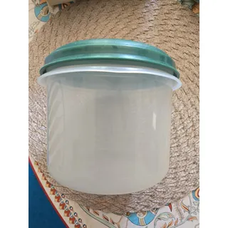 Photo of Rubbermaid 6 Cup Round #8 Food Storage Container Bowl W/Green Lid