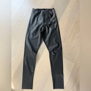 Photo of COMMANDO FAUX LEATHER LEGGINGS Black 