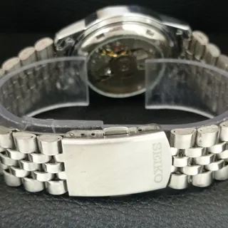 Photo of Vintage 1990 Seiko Automatic Mens Silver Watch W/daydate & White accents