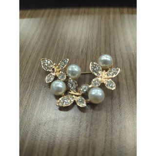 Photo of Gold pendant with pearls and white rhinestones 
